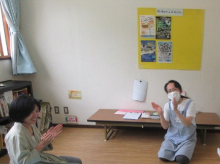 手遊びの様子