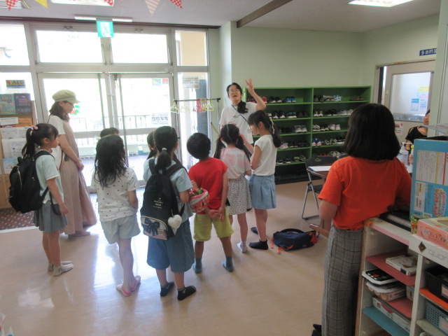職員の説明を聞く子どもたち