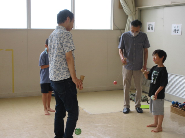 けん玉練習をおこなう様子の写真