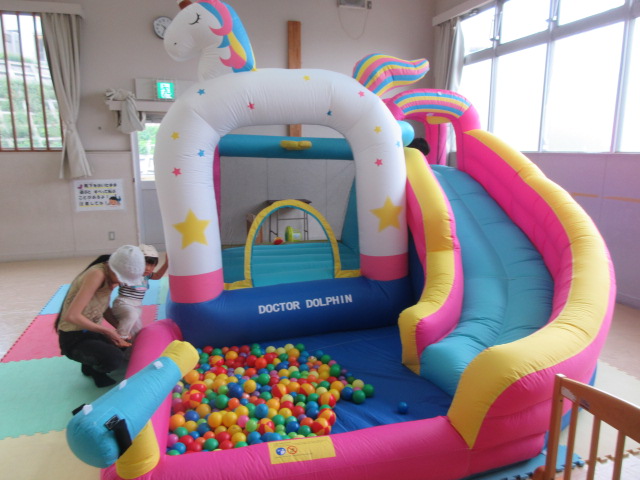 大型エアー遊具を楽しむ親子