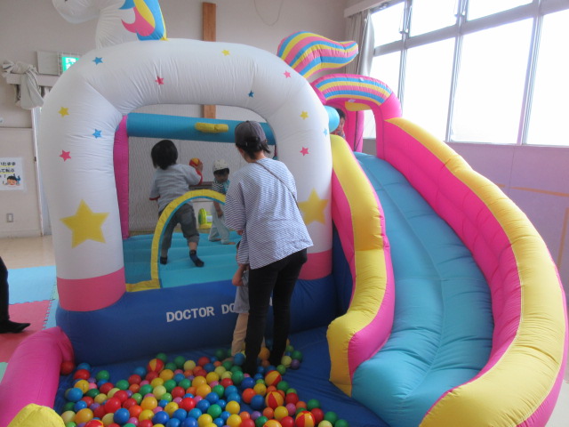 エアー遊具で楽しむ小さな子どもたち
