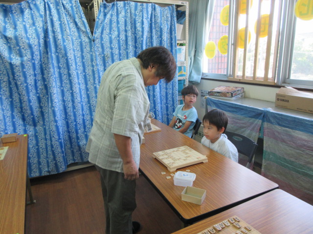 名人が将棋の戦略を伝授する様子の写真