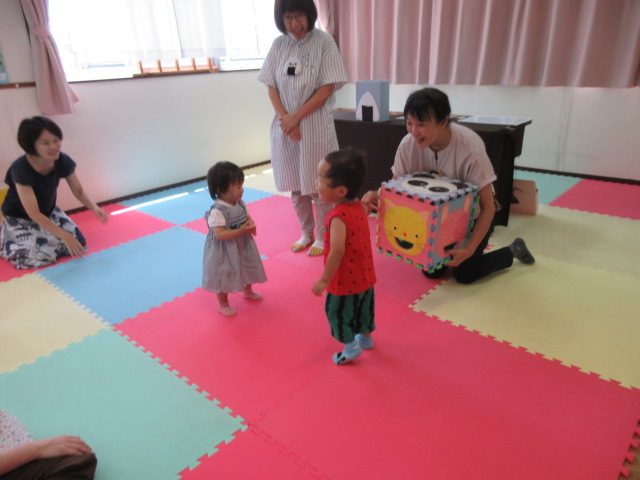 おにぎりさんが幼児親子に語りかけをおこなっている様子の写真