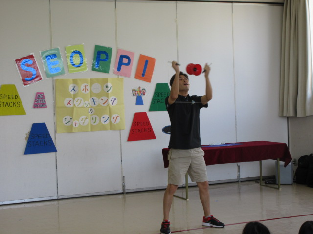 瀬尾さんがジャグリングショーを披露している写真