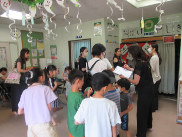 おばけやしき入場待ちをする参加者の写真