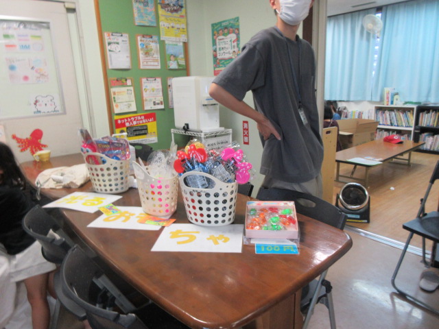 光るおもちゃを販売している写真