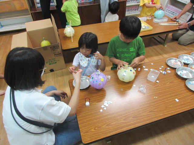 ひかるちょうちん工作の様子の写真