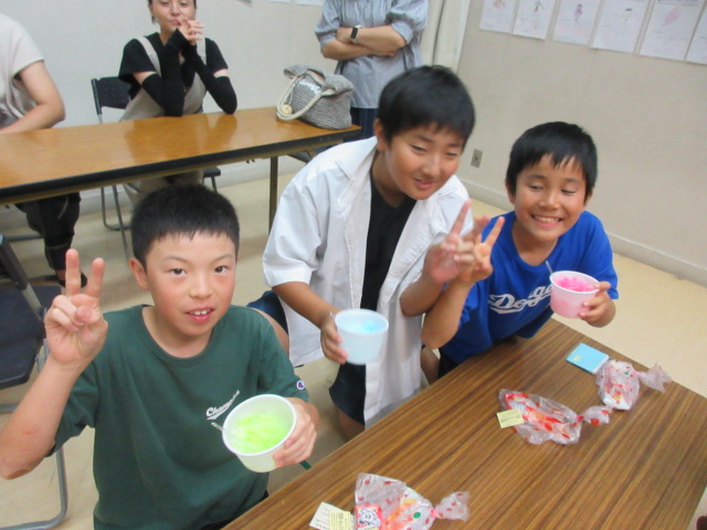 小学生がかきごおりを食べている写真