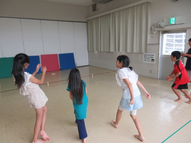 みんなでモルックを楽しんでいる写真