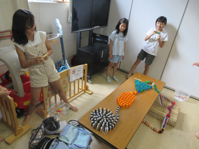 利用児童が作ったドミノの写真