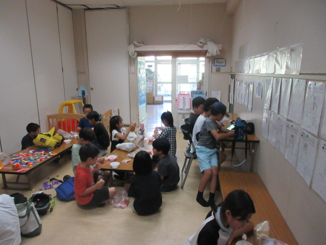 かきごおりとだがしを楽しむ子どもたち