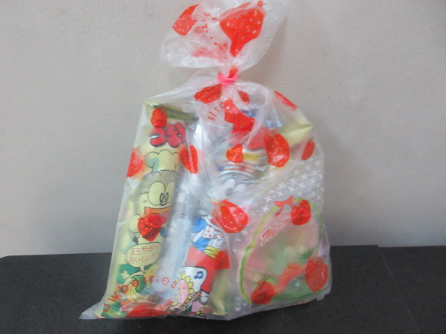 いろいろな種類の駄菓子がはいっているセット