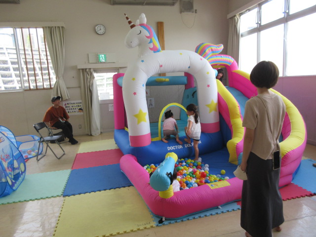 大型遊具を楽しむ幼児親子