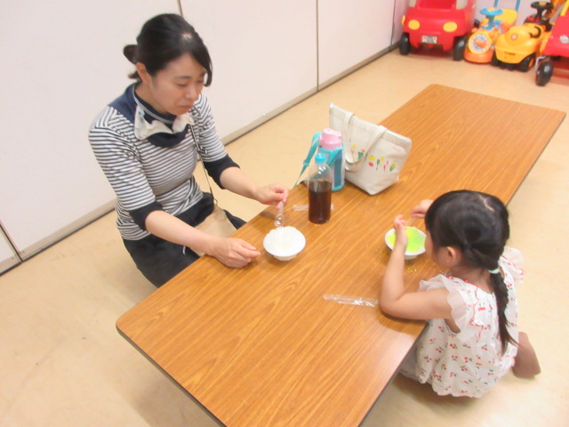 親子でかき氷を食べる様子