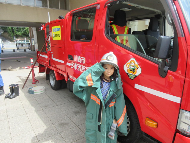 消防車体験をする子ども