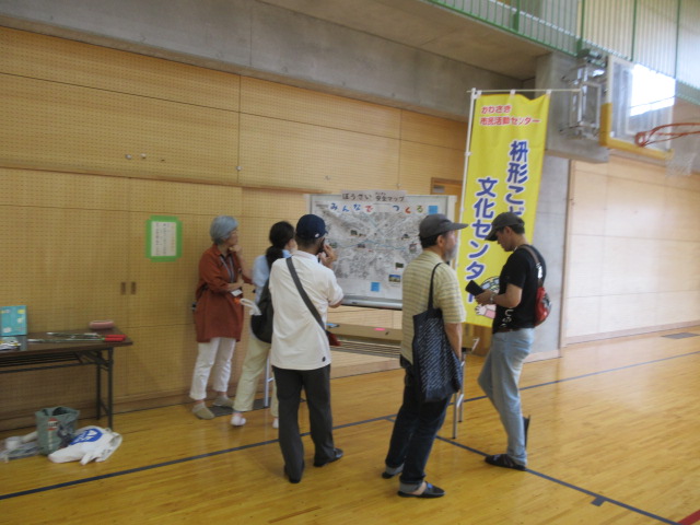 近くに危ない箇所があるかマップを見て話す参加者