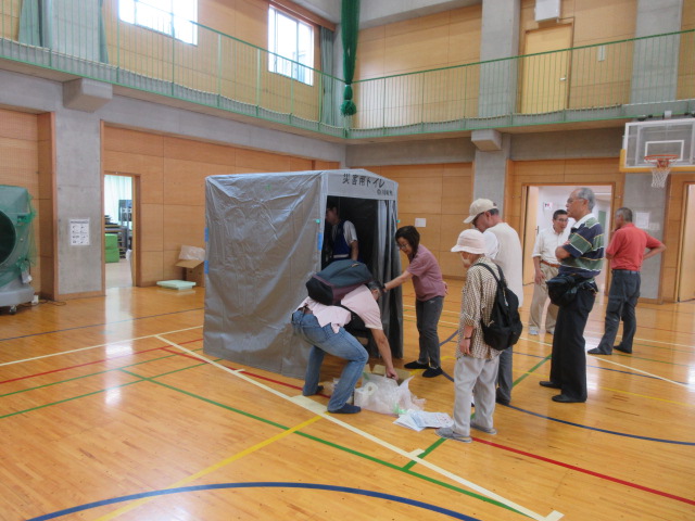 防災トイレコーナーを見学する地域の人