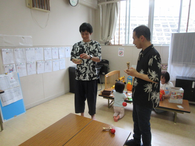 けん玉行事に参加する親子