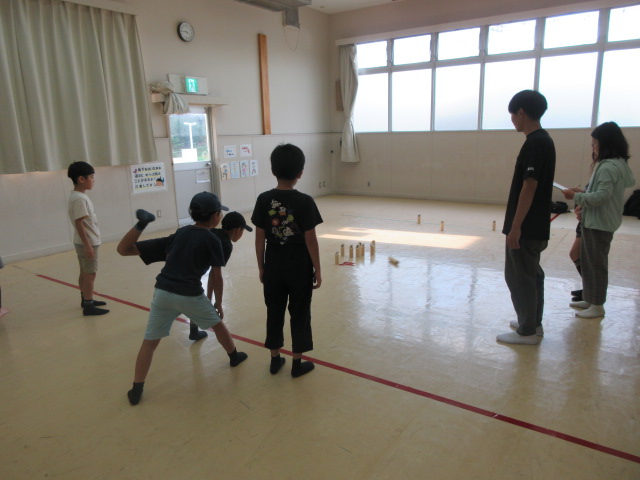 モルックを楽しむ子どもたち