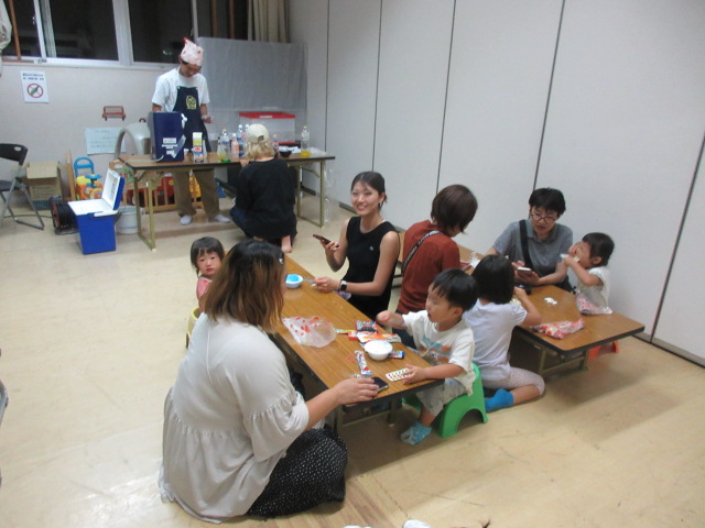 夜間にかき氷を食べる親子