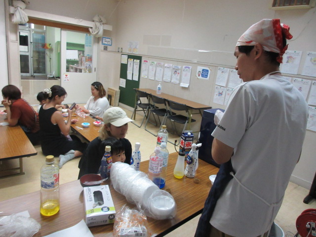 かき氷のシロップを選ぶ親子