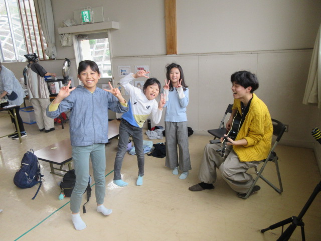 ギターのお兄さんと一緒に記念撮影をする様子