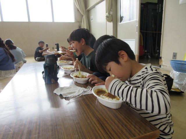 カレーランチを食べる子どもたち
