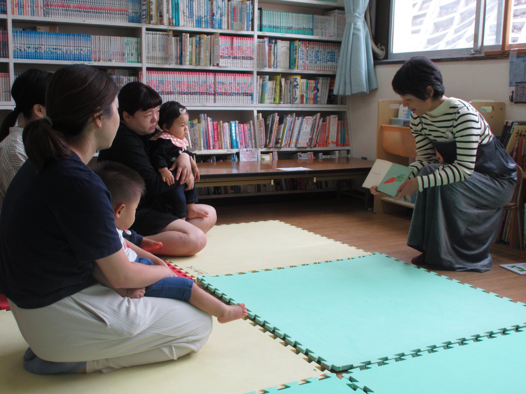 たまちゃんのよみかせに参加する幼児親子
