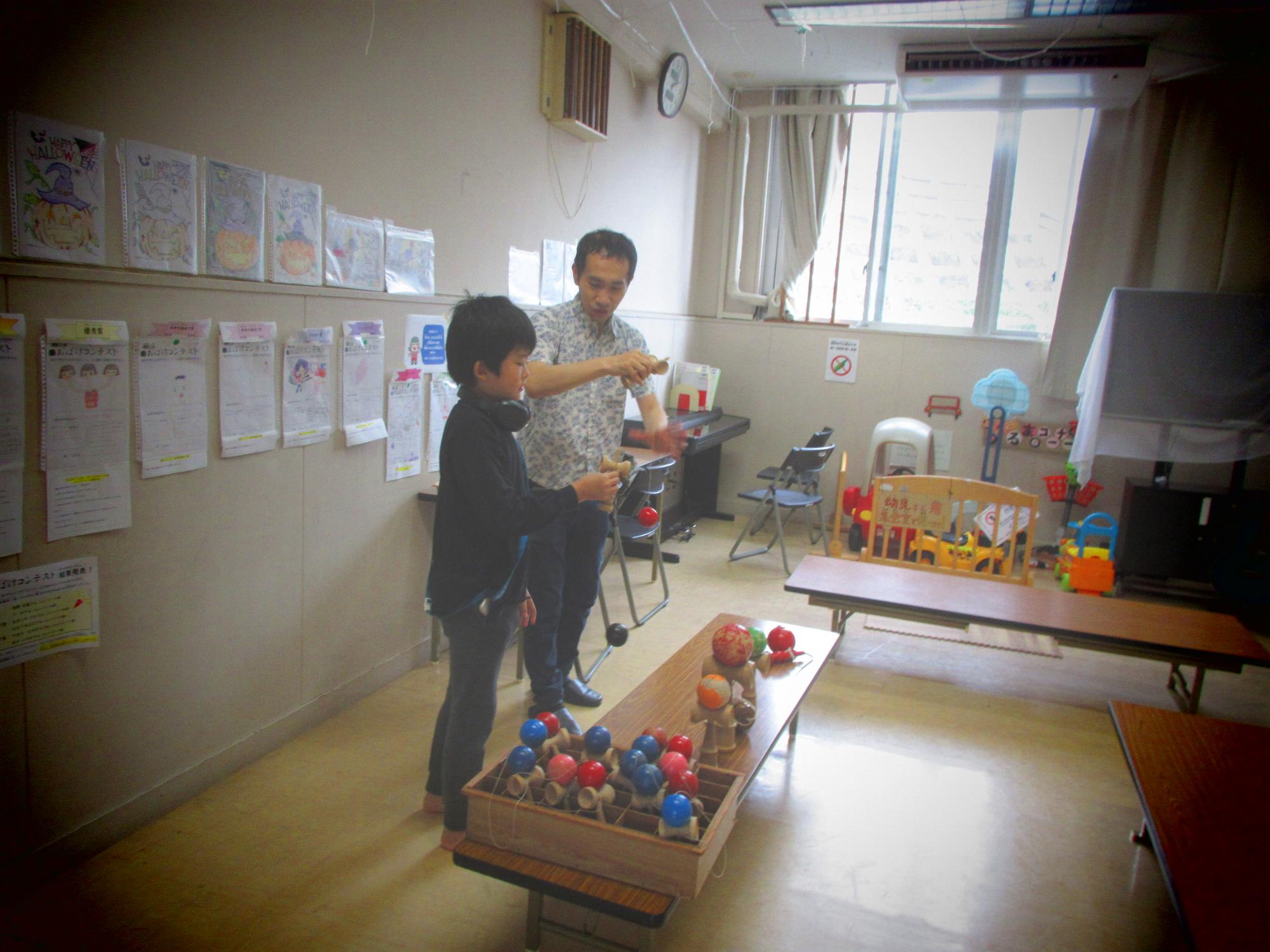 けん玉の先生に教わる子ども