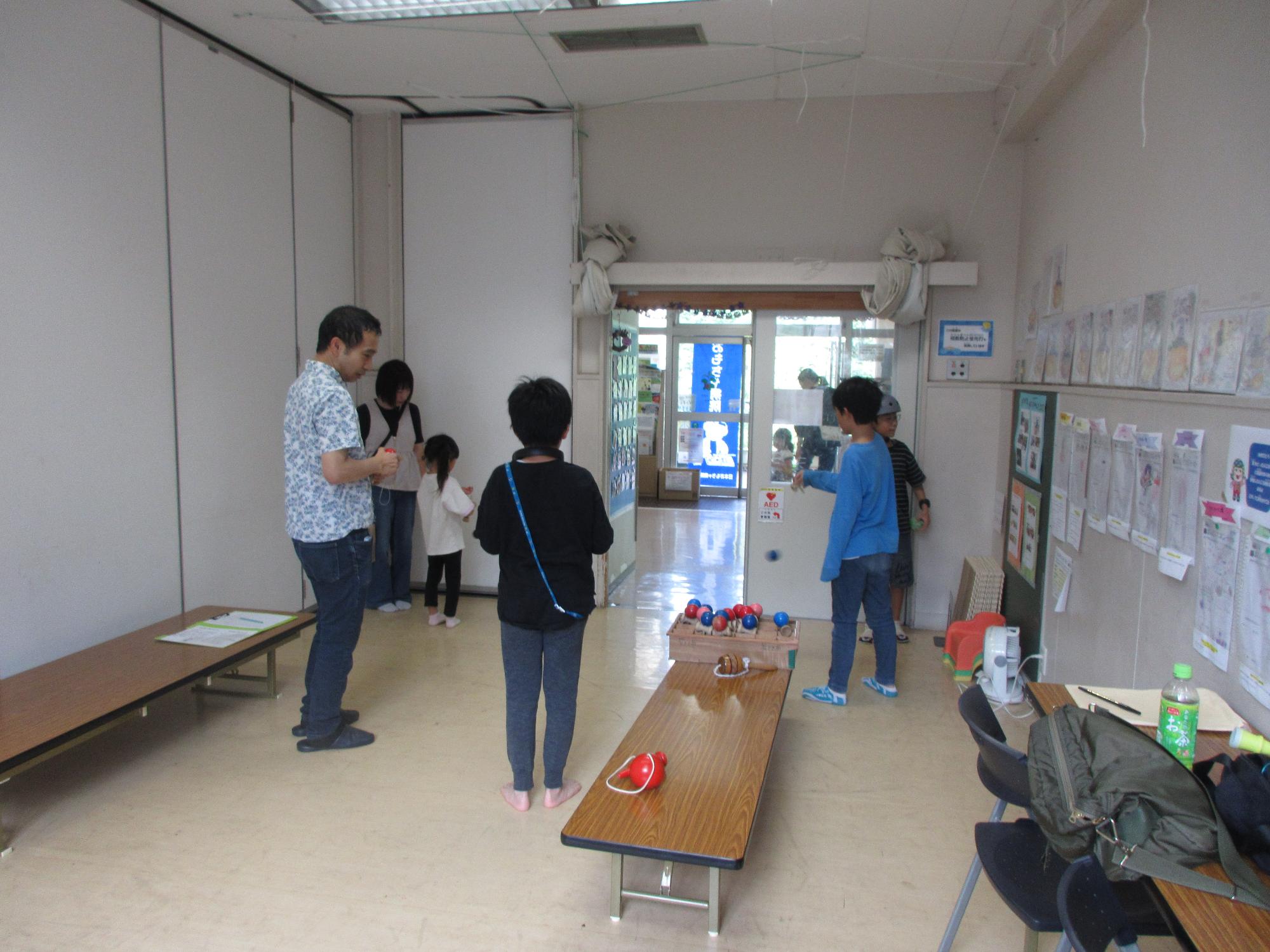 けん玉行事に参加する子どもたち