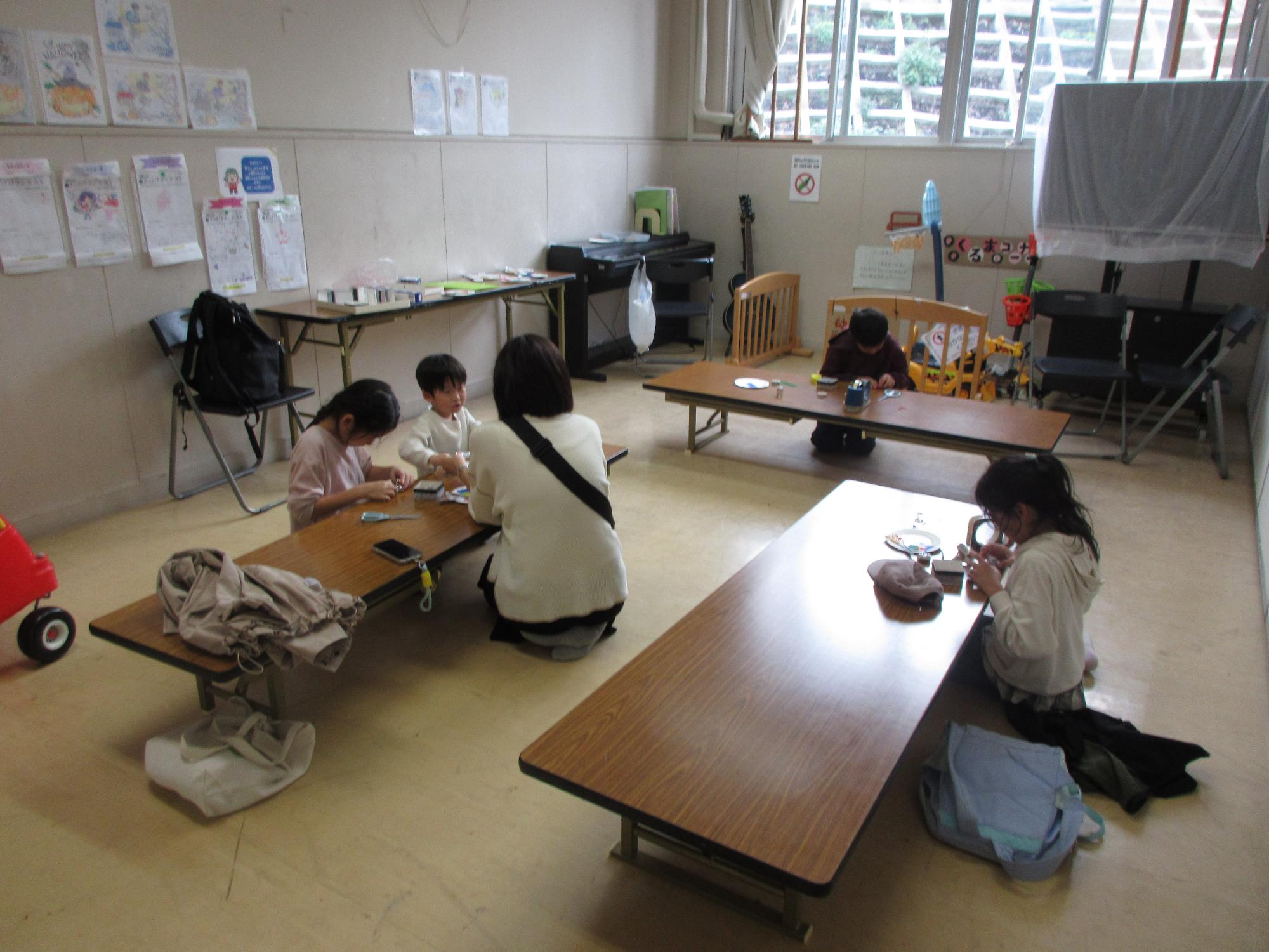 宝石箱を作る参加者たち