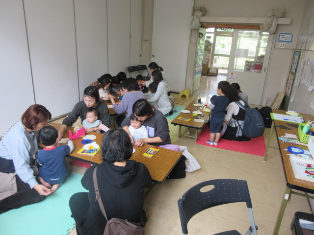 ハロウインステンドグラスに参加する親子