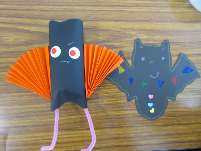 参加者が作ったハロウインステンドグラスとこうもりの飾り