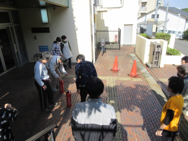 水消火器を使った避難訓練の様子