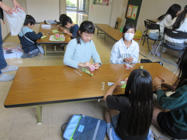 みんなでおやつを食べている写真