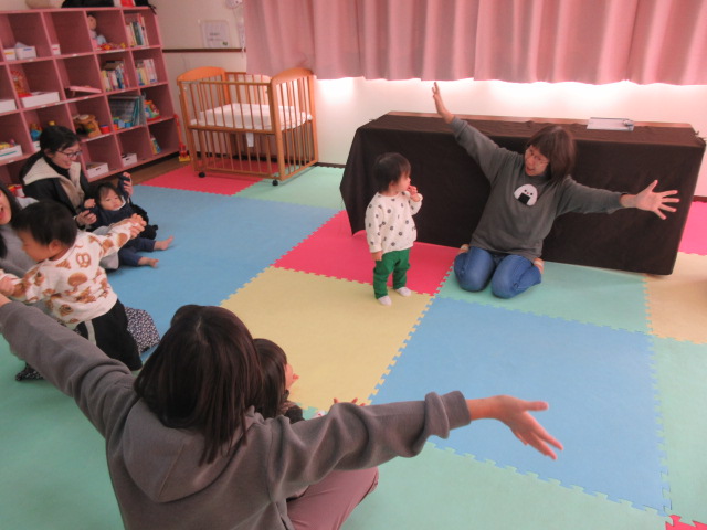 おにぎりさんが手遊びをおこなっている写真
