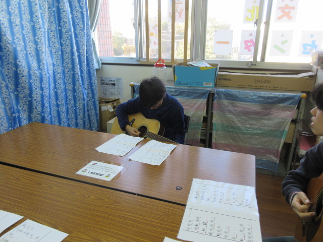 ギターを練習している写真