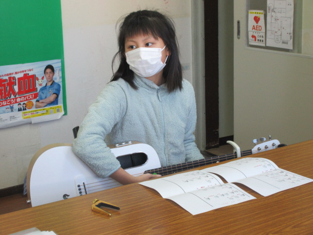 ギターを練習している写真