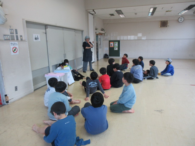 こども会議でゴミ箱のルールについてみんなで意見を交わしている様子