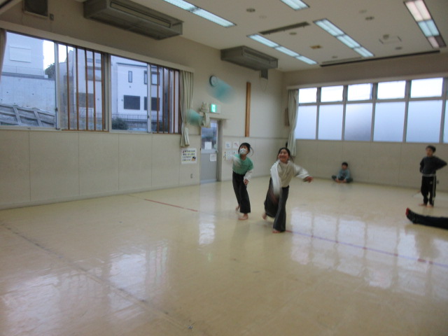 2人の女の子がボールを投げている写真