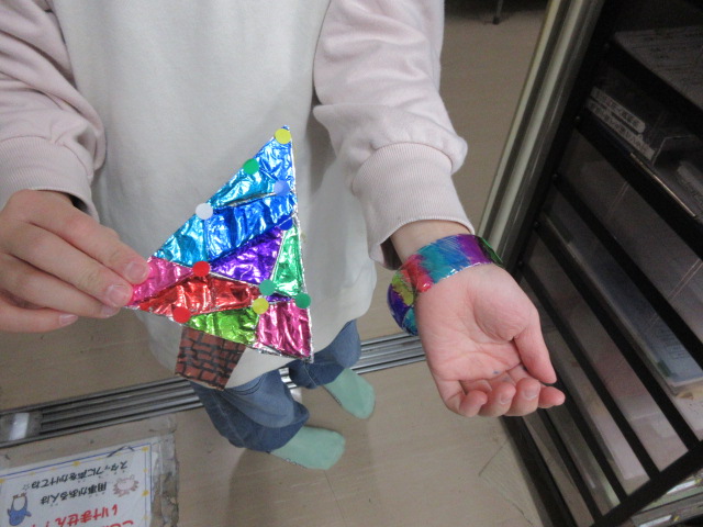 ブレスレットとリースの写真