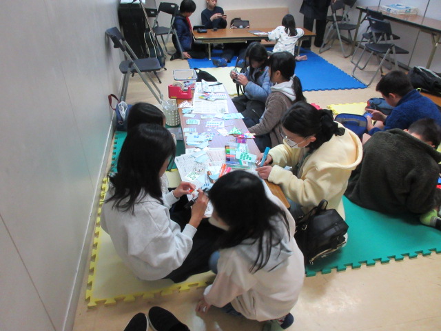 真剣に工作に打ち込む小学生の様子