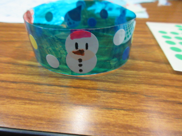 かわいい雪だるまがかかれたブレスレットの写真