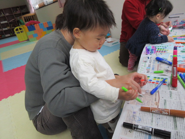 工作に打ち込む幼児親子の様子