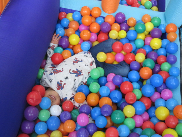 ボールプールに埋もれるこどもの様子