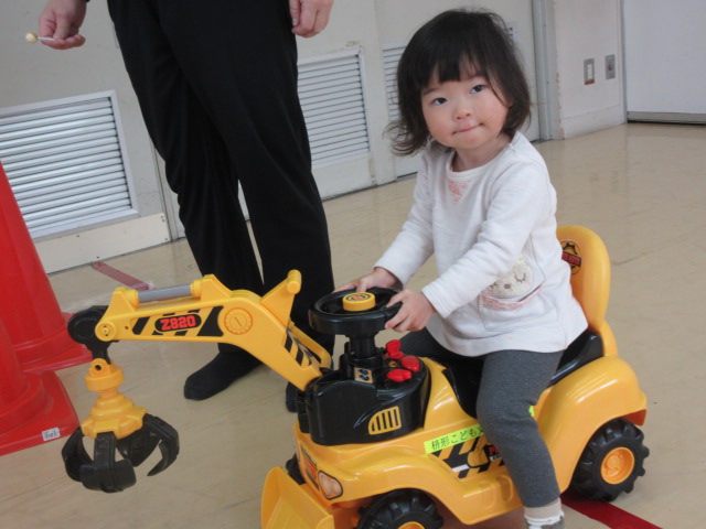 乗り物に乗るこどもの様子