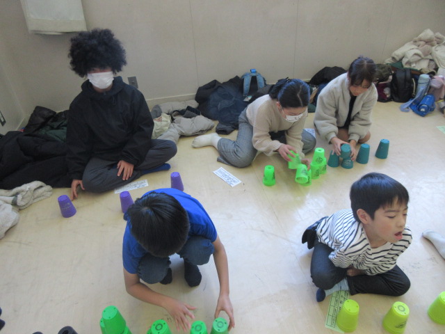 予選会前のウォーミングアップをする子どもたち