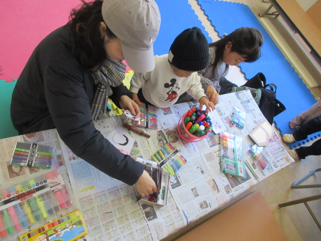 絵馬づくりに取り組む幼児親子
