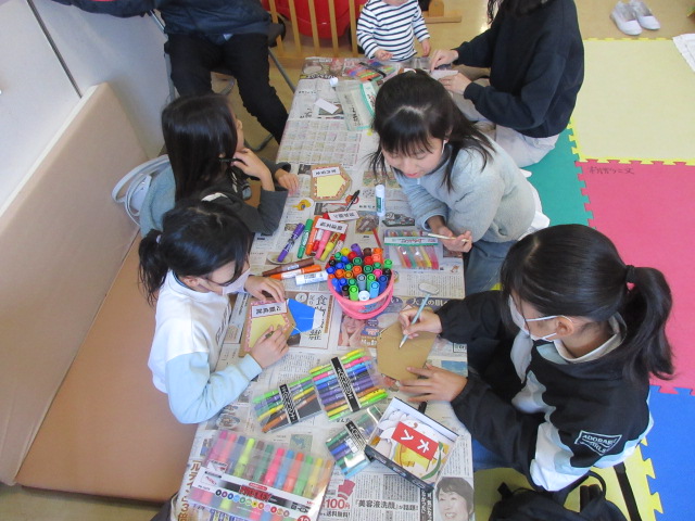 絵馬に願い事を書く子どもたち