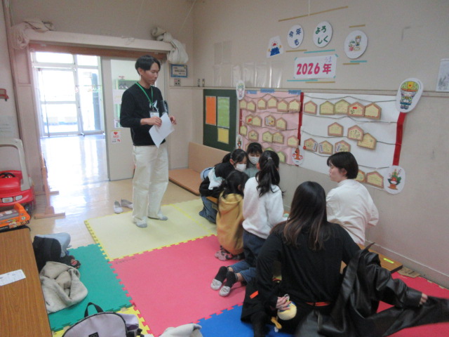 シール交換イベントを行う前にルールを説明する職員